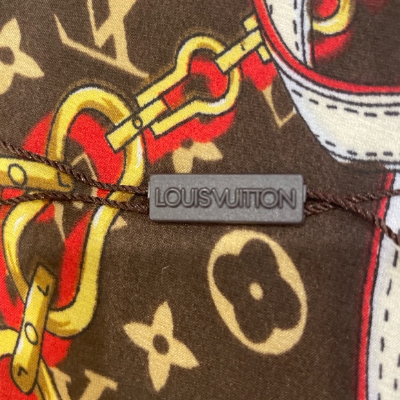 Good condition small stains in one corner of the scarf - Picture 8 of 16